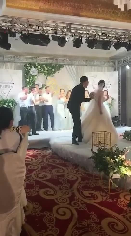 伴娘伴郎吃瓜视频大全免费观看