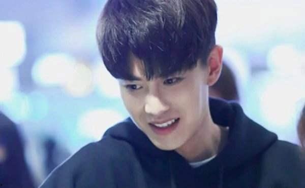 白衣男神吃瓜视频,揭秘娱乐圈幕后真相