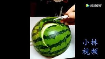 解放军吃哈密瓜视频,解放军战士共享哈密瓜美味瞬间